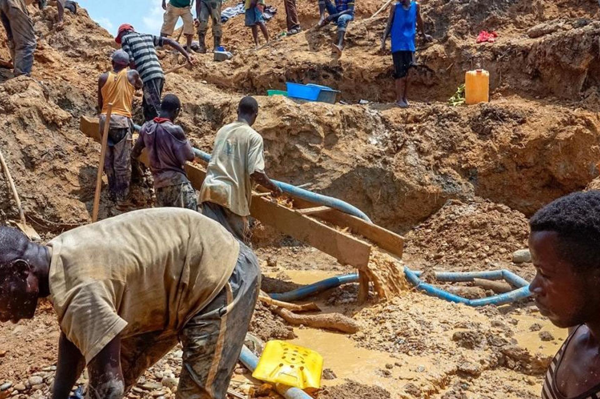 Le Chef de l'État a rappelé que plusieurs creuseurs artisanaux opèrent dans des conditions précaires et souvent illégales. PHOTO droits tiers