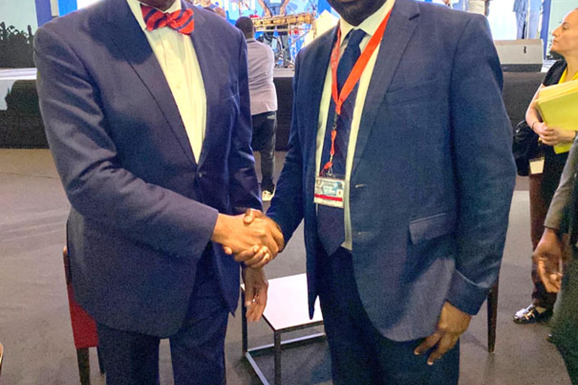 Le président du Think Tank RDC Stratégie (à d) et  le président sortant du groupe de la BAD, le Nigérian Akinwumi Adesina. Photo droits tiers