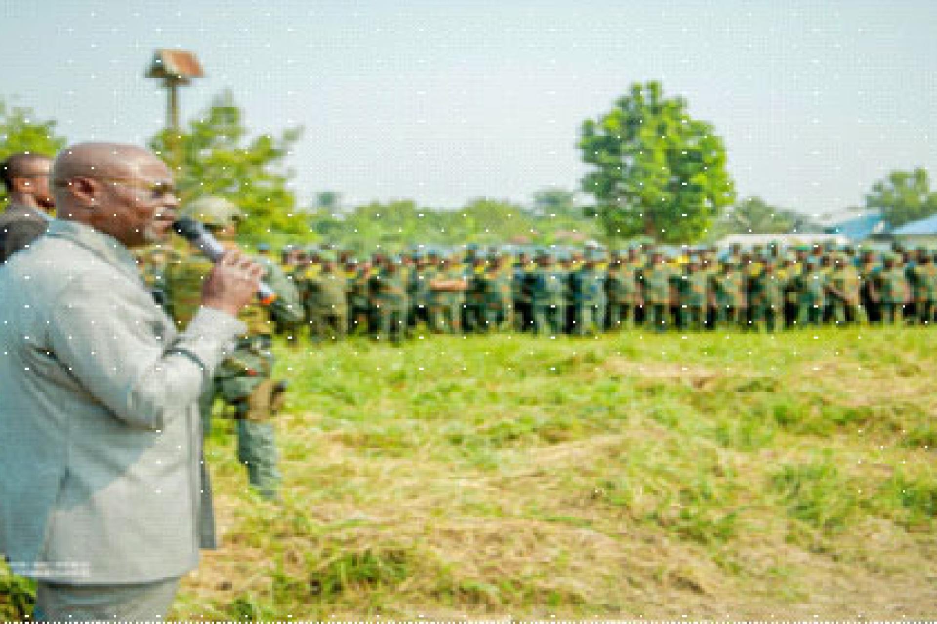 Le vice-Premier ministre, ministre de la Défense nationale et Anciens combattants, Guy Kabombo Muadiamvita s'adressant aux militaires. PHOTO droits tiers 