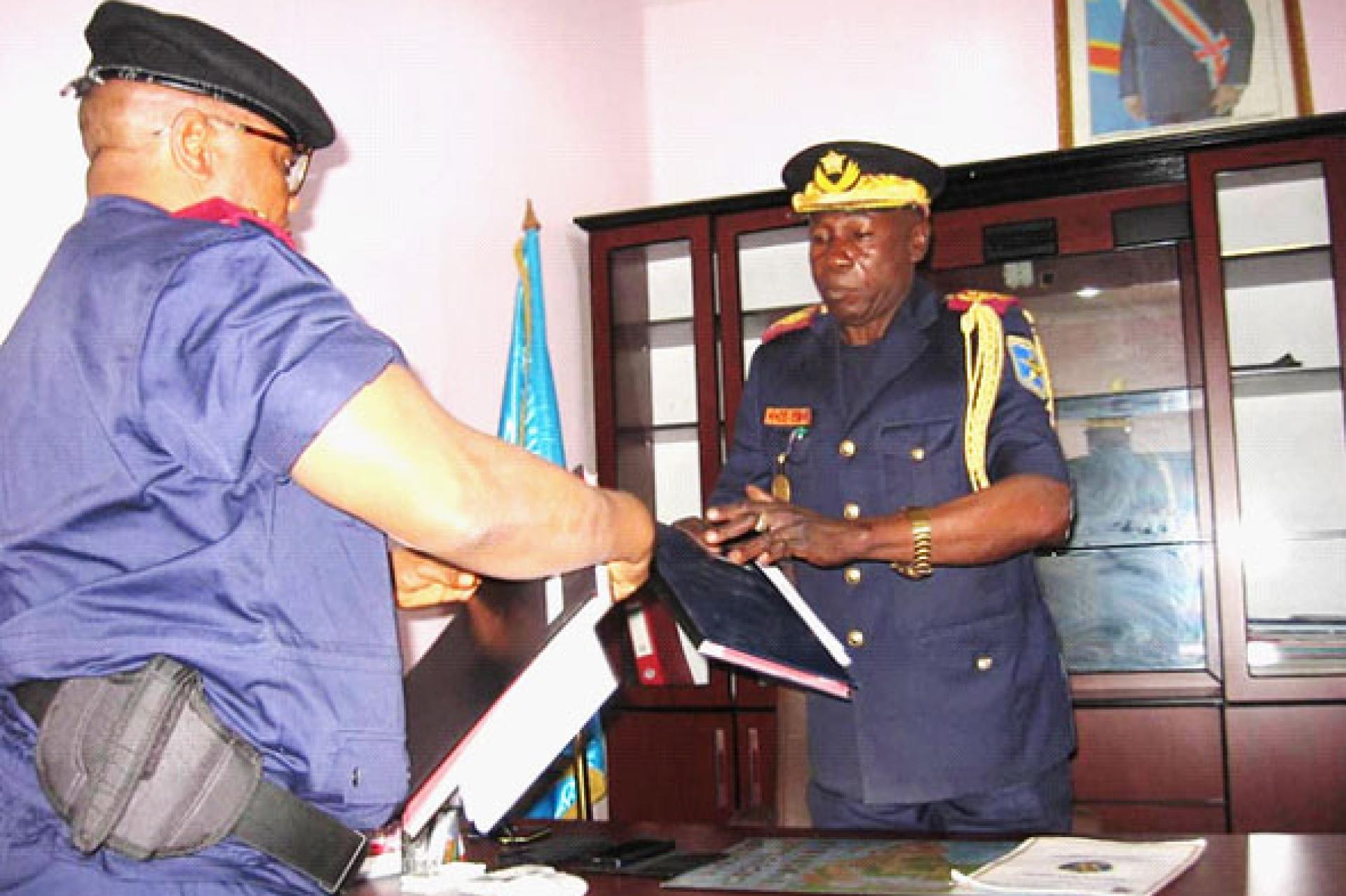 Remise et reprise entre le sortant, le Général Dieudonné Odimba et l'entrant le Général Blaise Kilimbalimba . Photo droits tiers