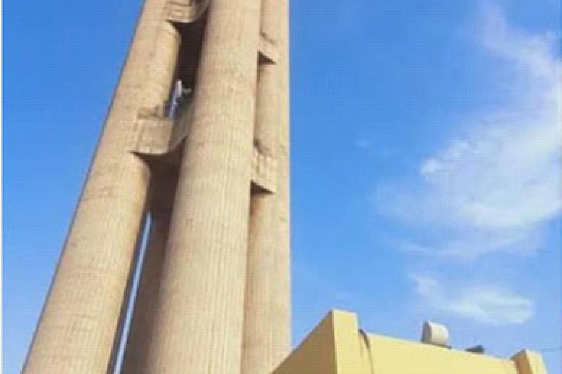 Tapis sos les pieds de l'Échangeur de Limete, le Musée d'art contemporain abrite des anciennes chaises de Mobutu.  dr. tiers