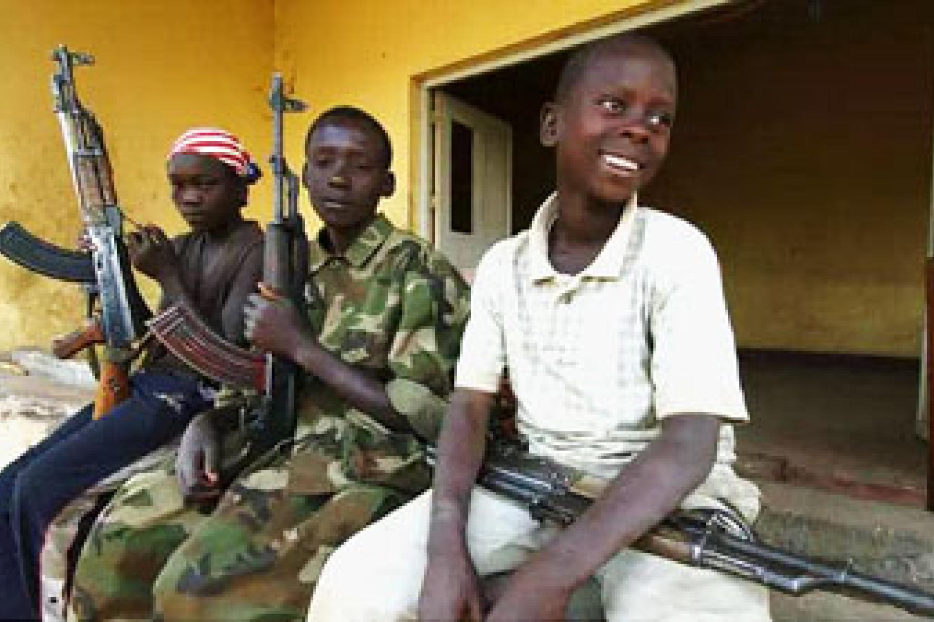 Une vue montrant les enfants soldats. 