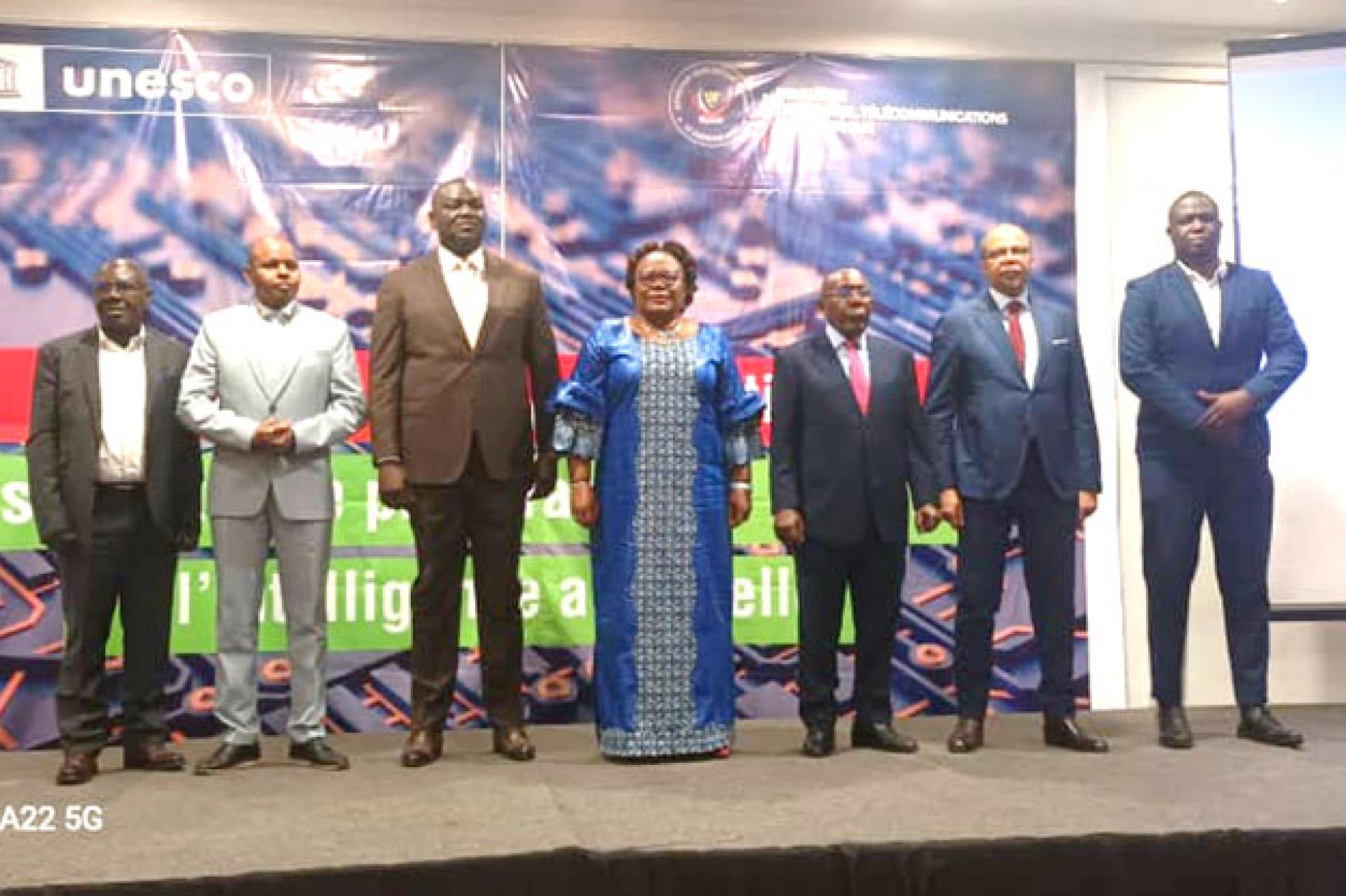 Vue des officiels et quelques participants lors de la validation du rapport national sur l'état de préparation à l'IA. 