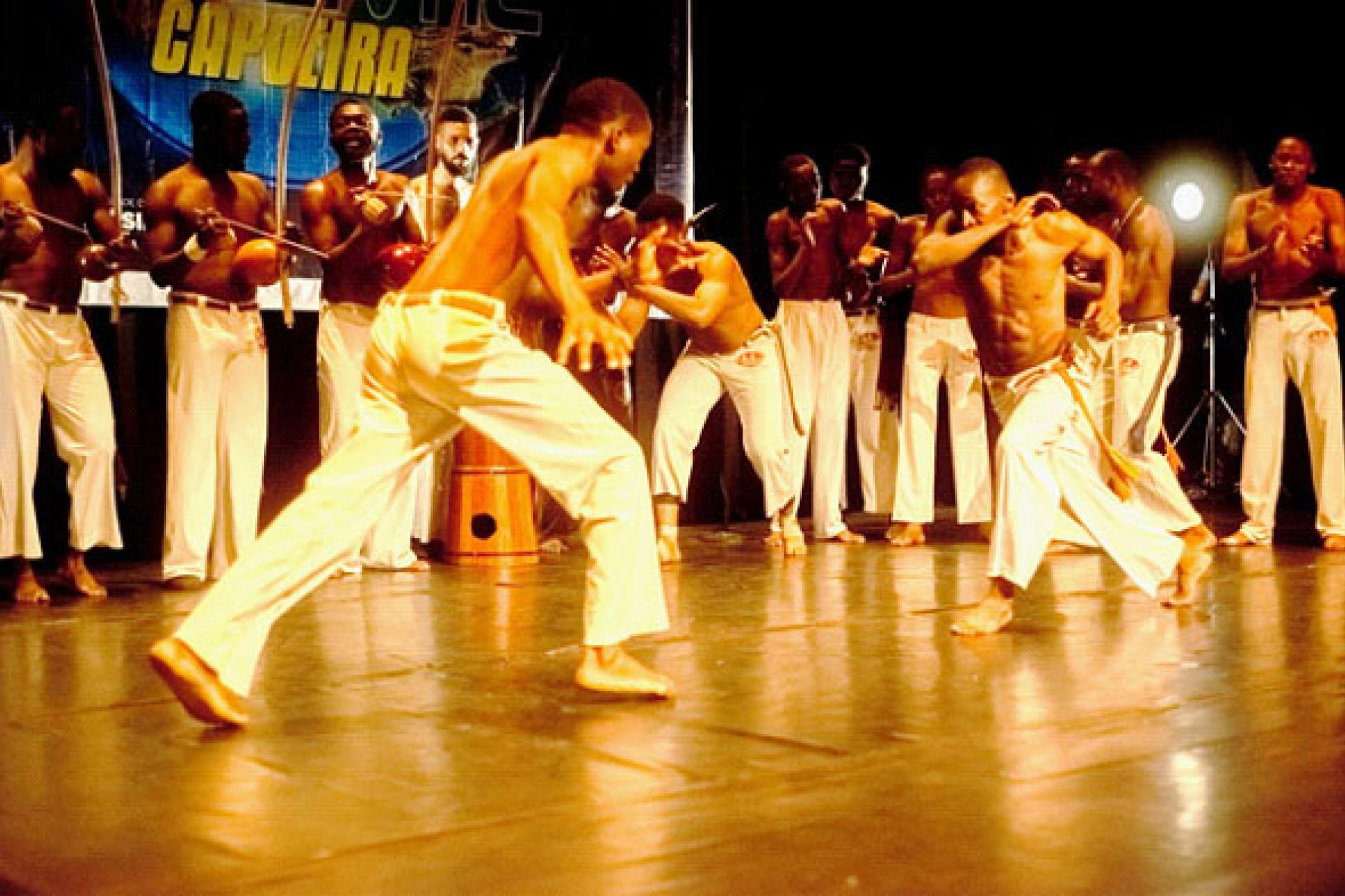 Des pratiquants de la capoeira à l'œuvre au Centre Wallonie-Bruxelles de Kinshasa. 