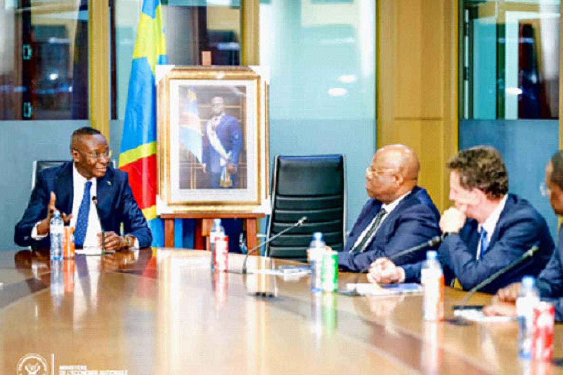 Le VPM Mukoko Samba s'entretenant avec la délégation de l'APF. 