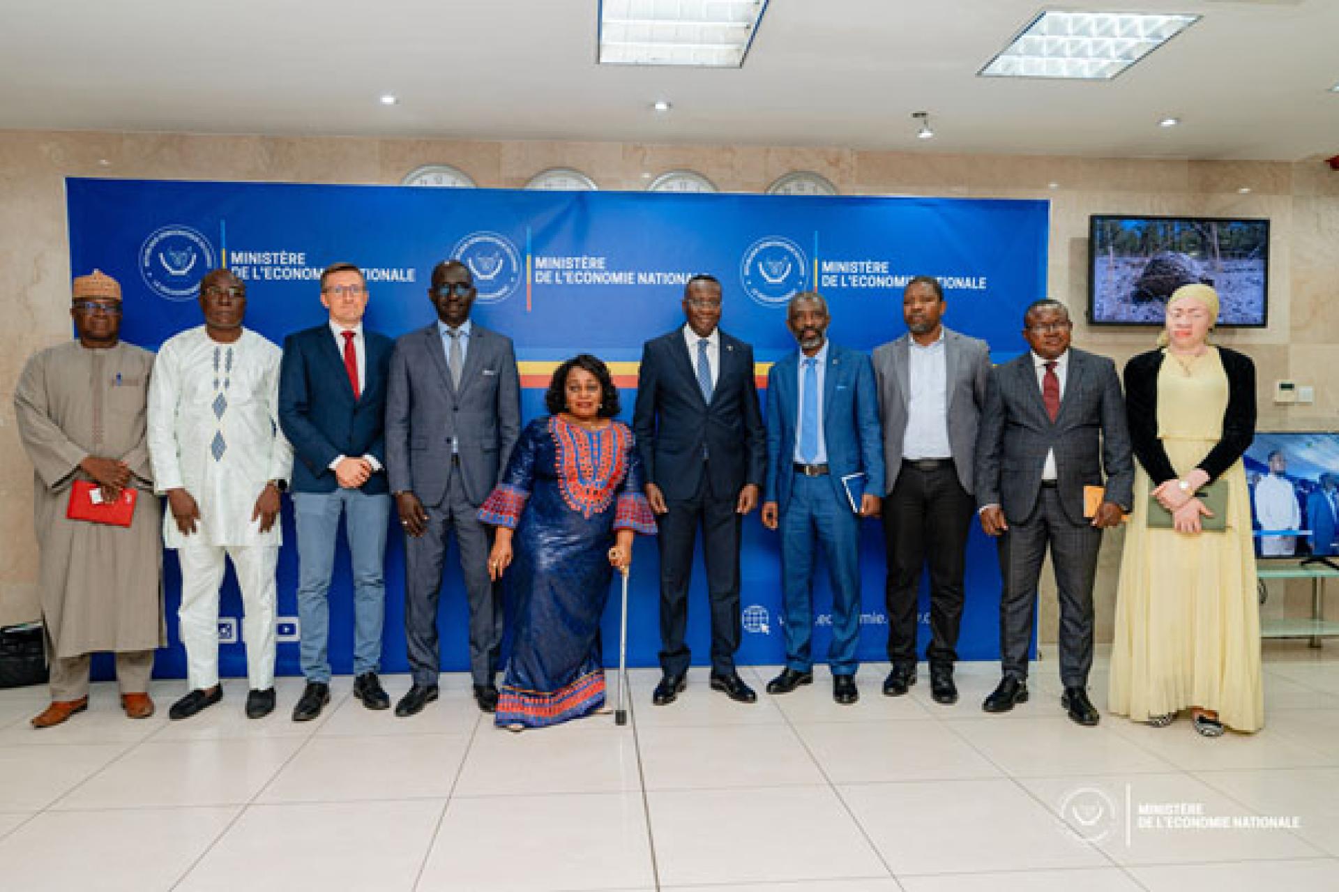 Le VPM en charge de l'Economie nationale posant avec la délégation du CBM conduite par la ministre Esambo. PHOTO tiers