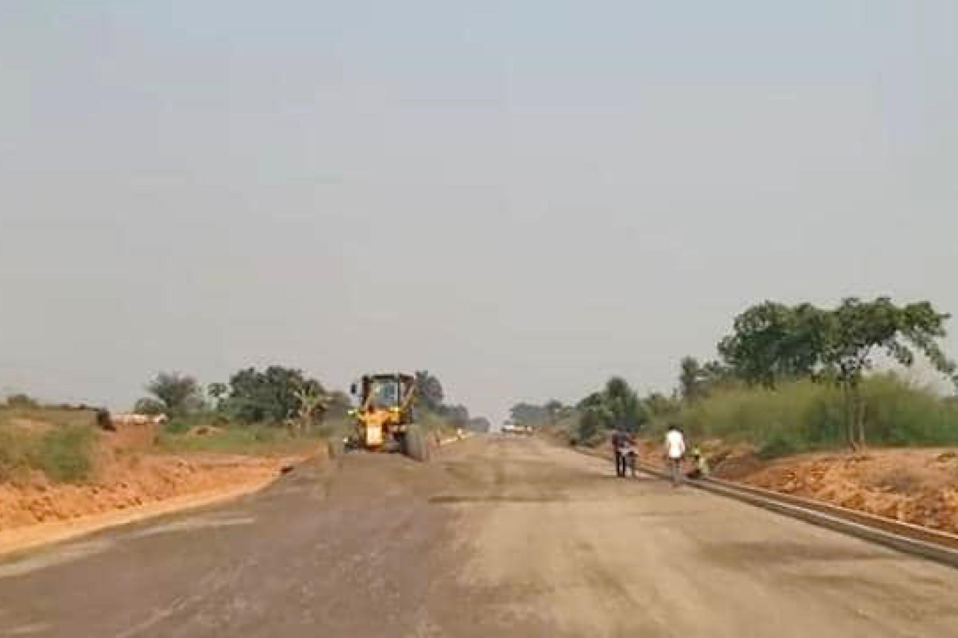 Les 40 kilomètres de la route Kananga Kalamba-Mbuji déjà en phase de bitumage. Photo droits tiers