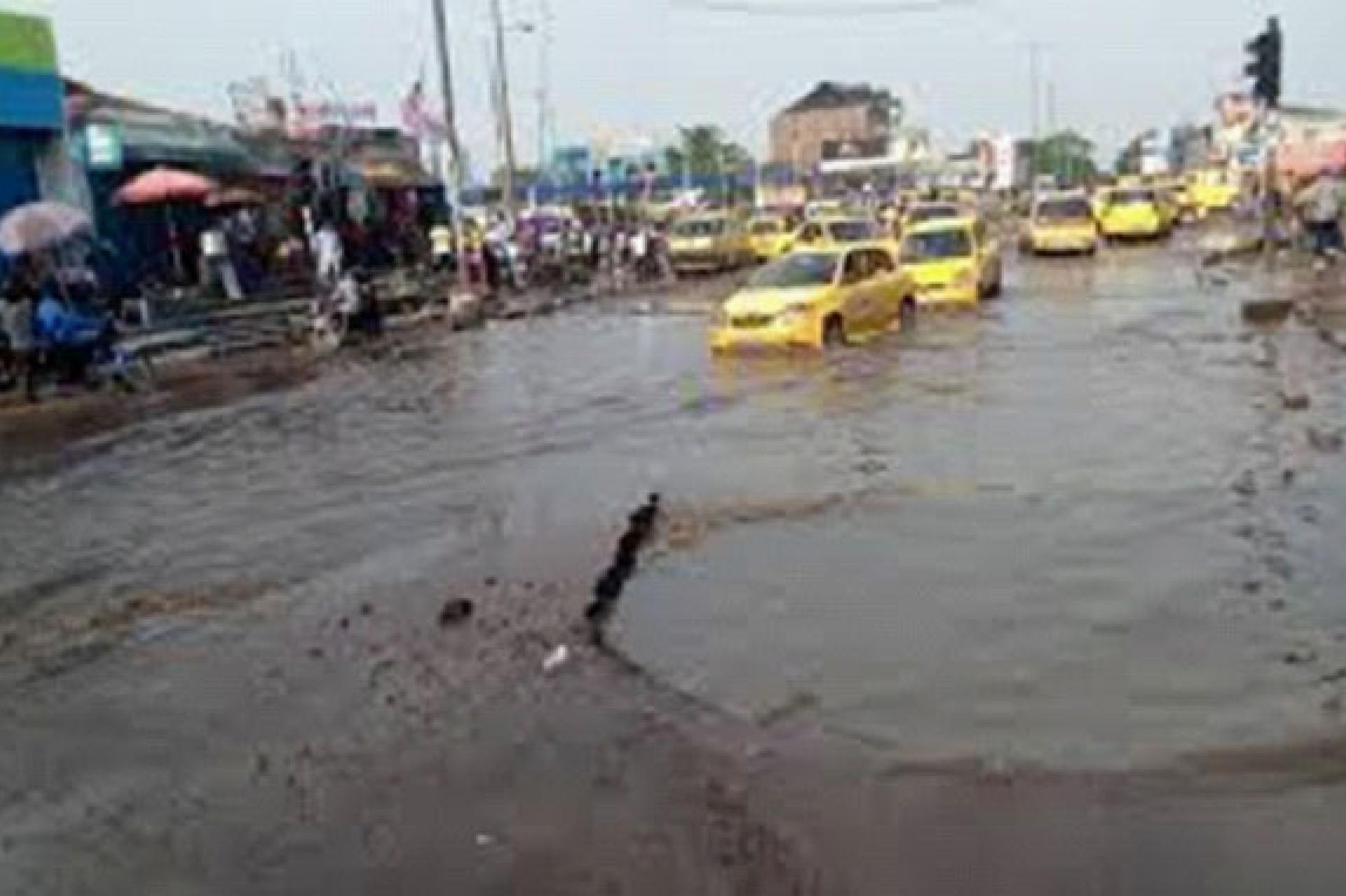 Les conséquences du délabrement généralisé  des  voiries urbaines, ,particulièrement à Kinshasa, sont dramatiques. Photo droits tiers