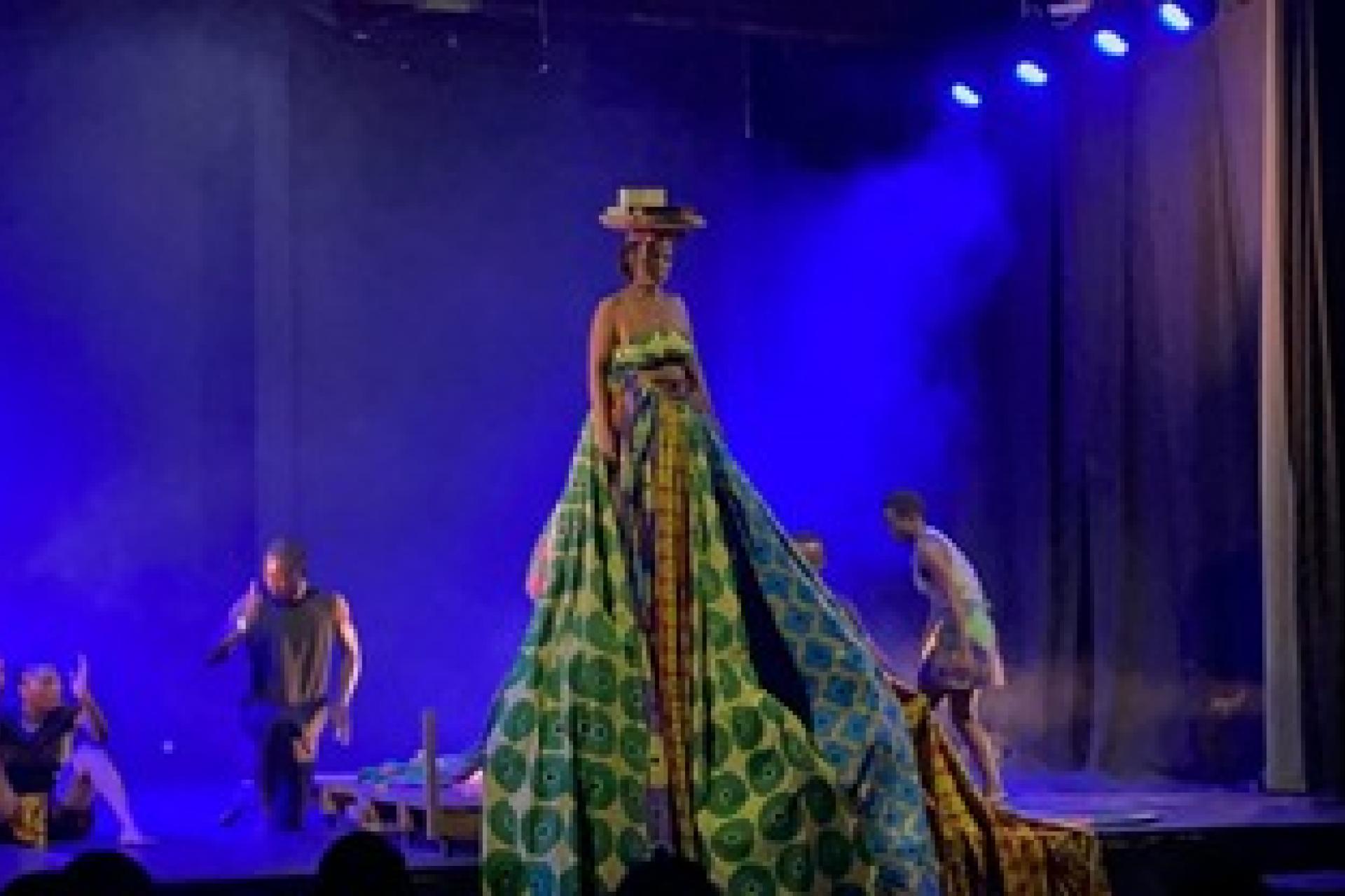 En marge du 65ème anniversaire de l’indépendance de la République démocratique du Congo, un spectacle de danse contemporaine intitulé «Elle’s» a été présenté en avant-première le week-end dernier au Centre Wallonie-Bruxelles de Lubumbashi. Portée par la chorégraphe Gody Ngosa, cette création revisite le rôle des femmes dans l’histoire de l’indépendance et interroge leur contribution actuelle dans la société congolaise. «Le message d’unité véhiculé par ‘Elle’s’ est fondamental pour retracer la place des femm
