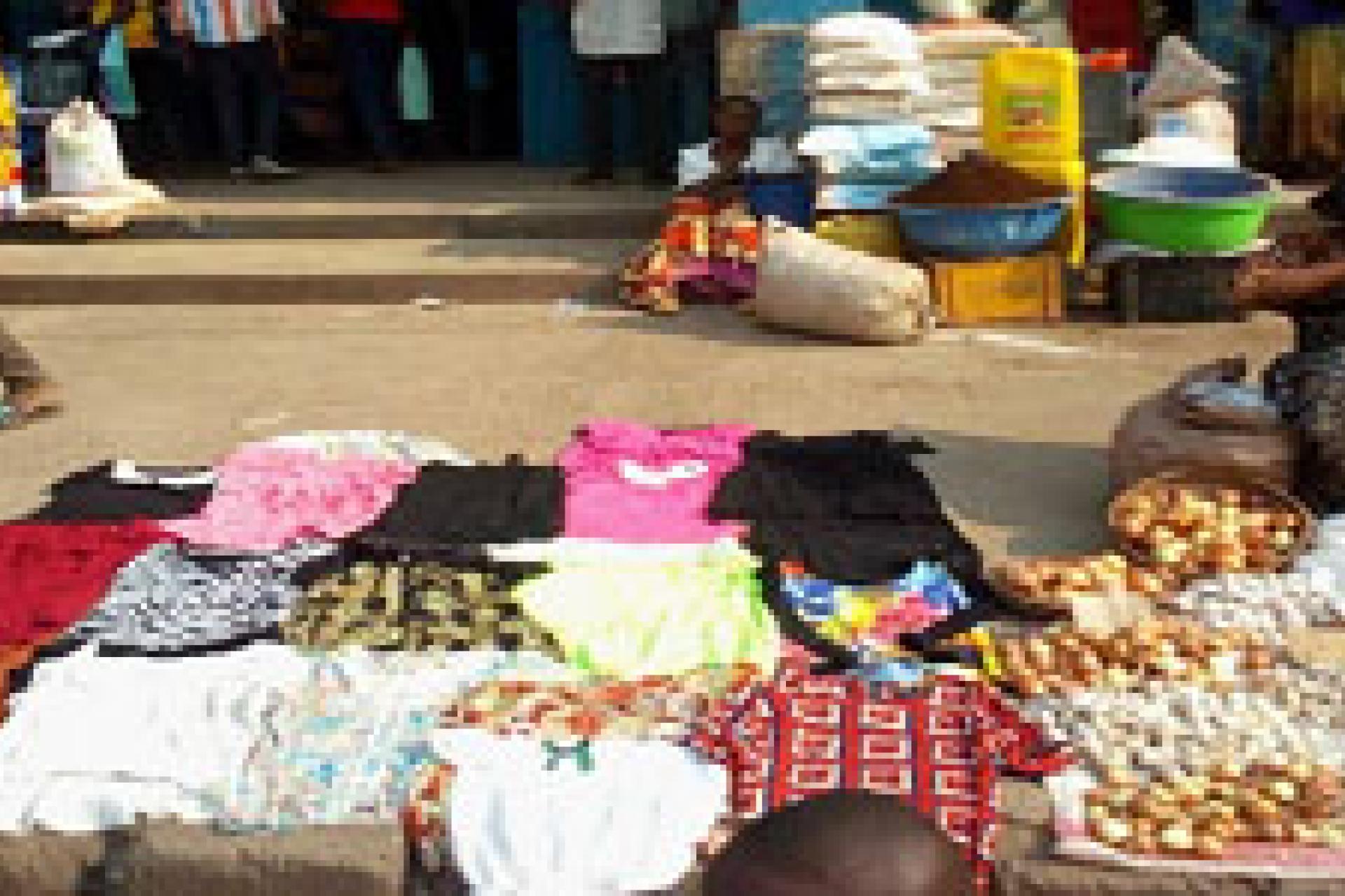 Des étalages au marché central de Kananga. 