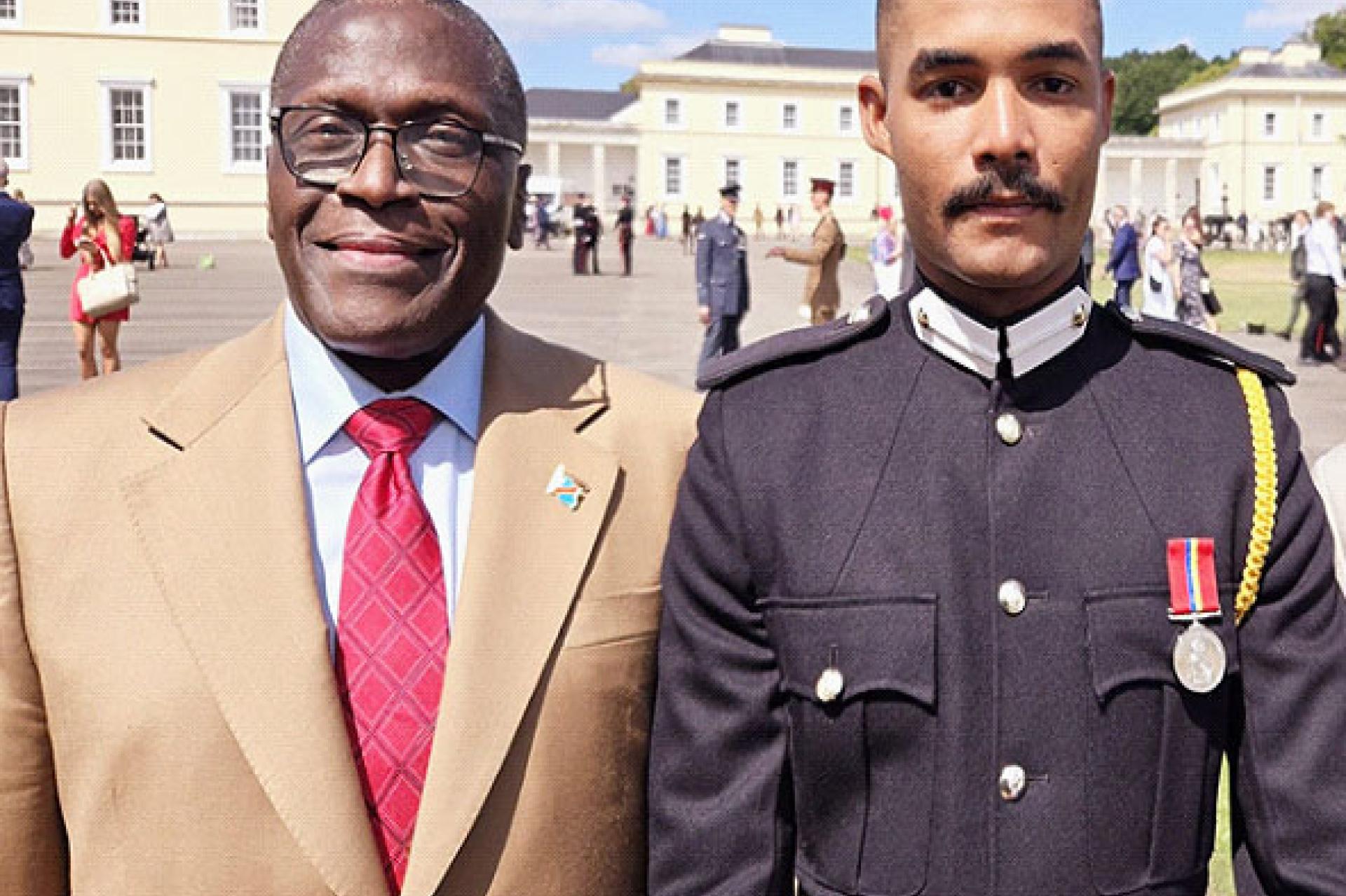 L'ambassadeur de la RDC au Royaume-Uni, le professeur Ndolamb Ngokwey et l'officier Antony Pauni, le 8 août jour de la Sovereign Parade. PH. droits tiers