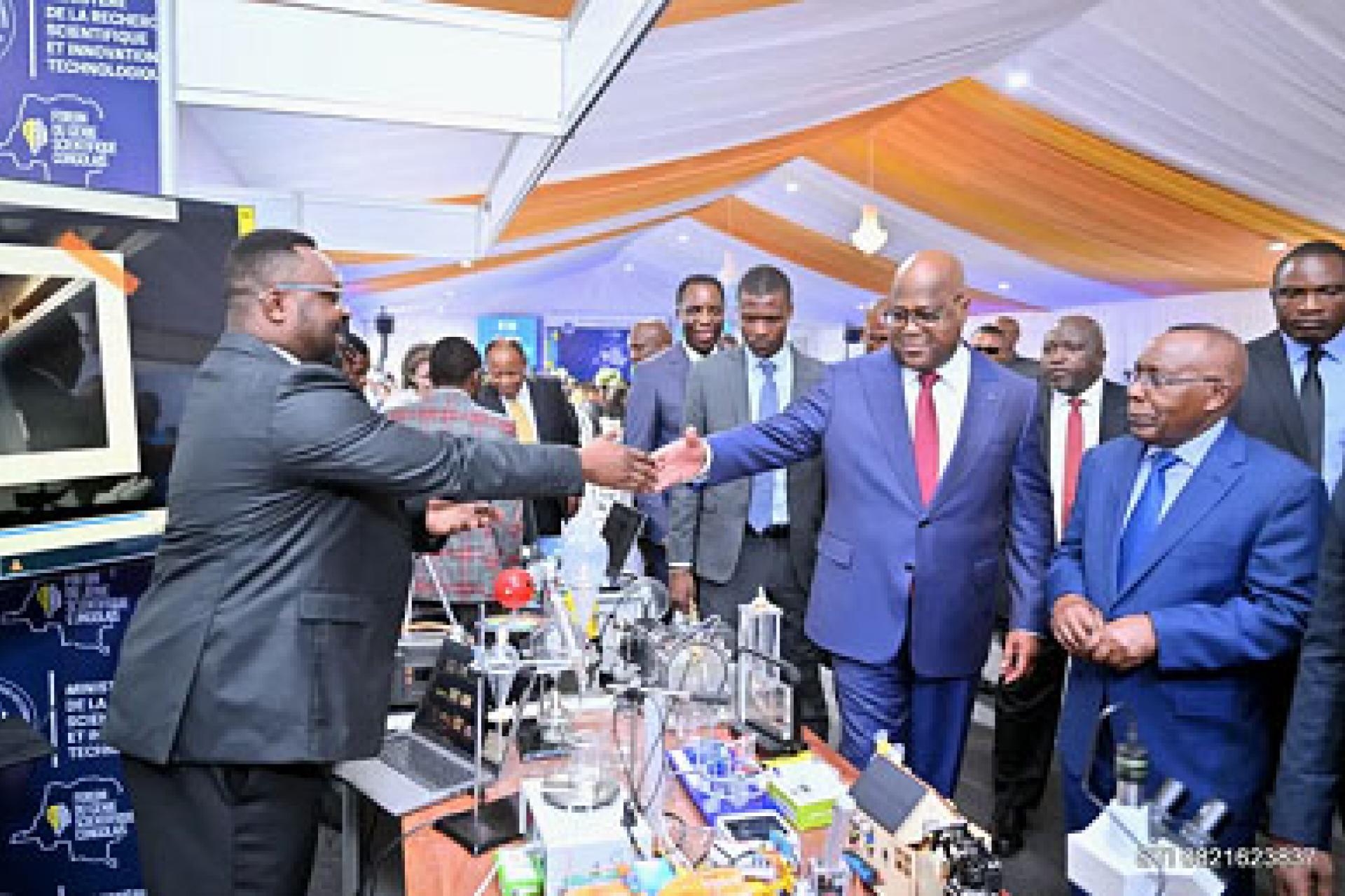 Le Président Félix Tshisekedi félicitant Doudou Lekata, CEO de Beni Futur au stand de l'Asbl.. Photo d'archives.