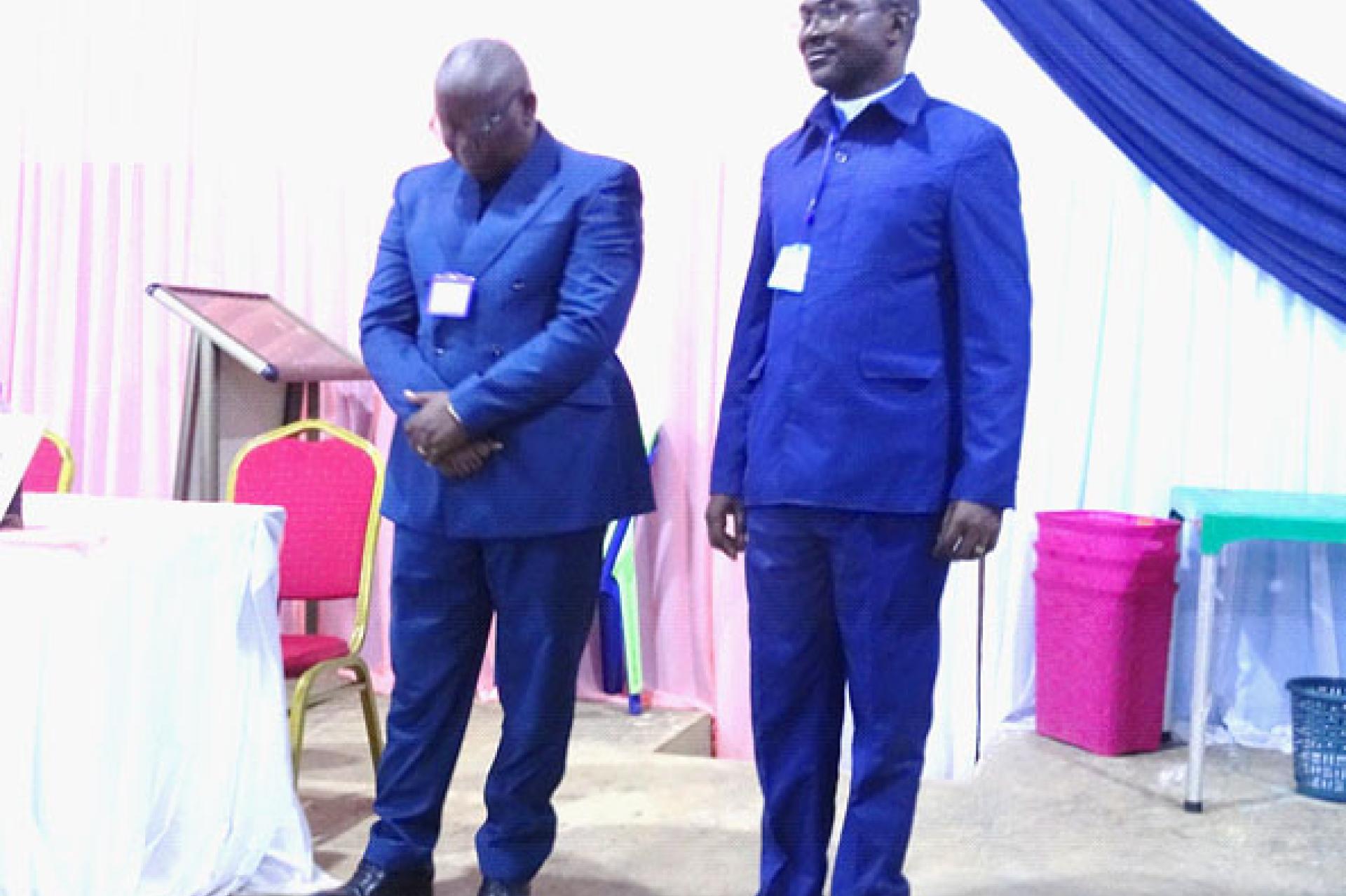 Les Révérends Axel Malungidi (g) et Fabrice Nsimba Malulu (dr) présentés aux membres du Synode. Photo droits FDA