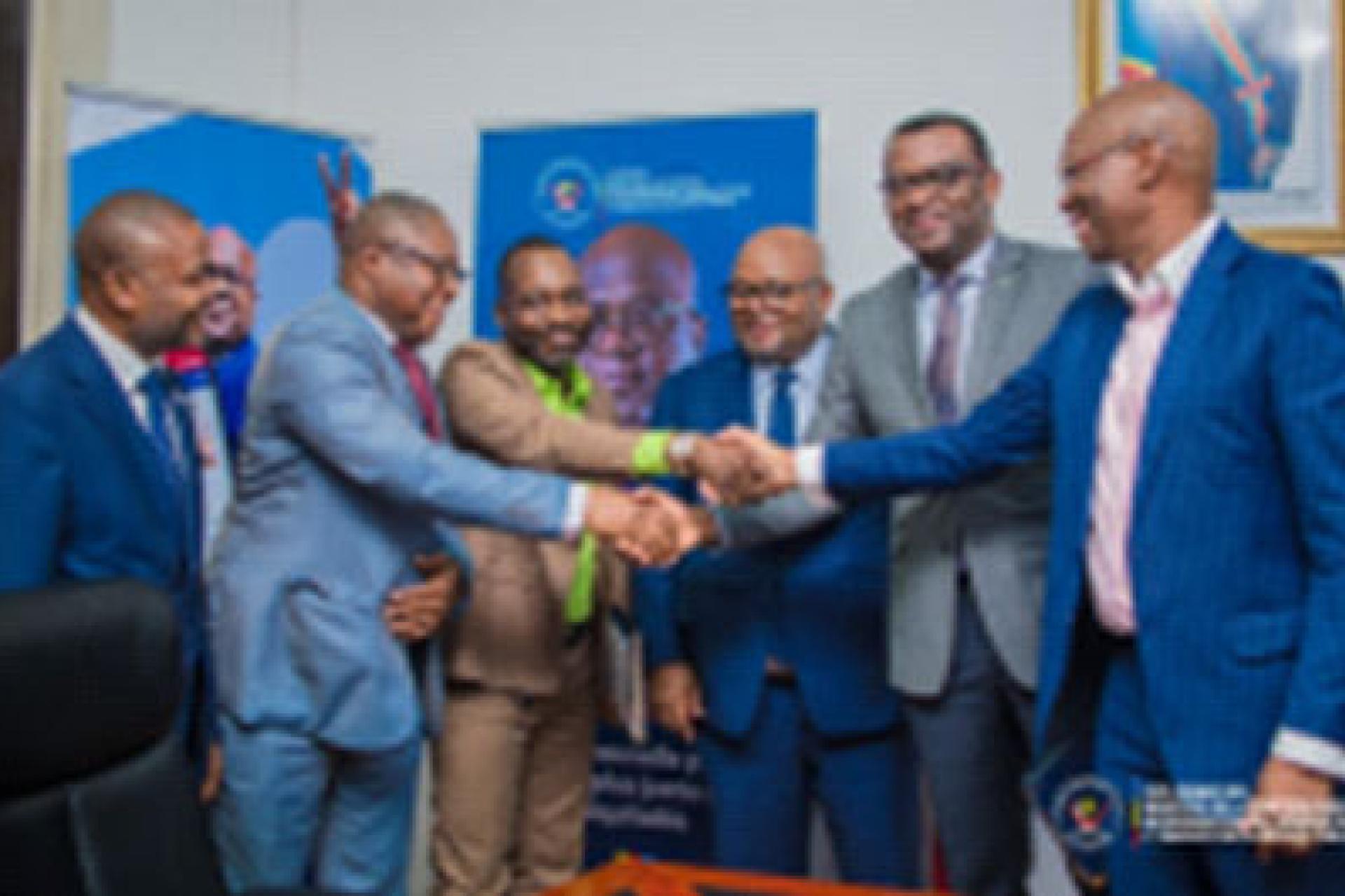 Poignées de mains entre les syndicalistes et les autorités du pays. Photo droits tiers