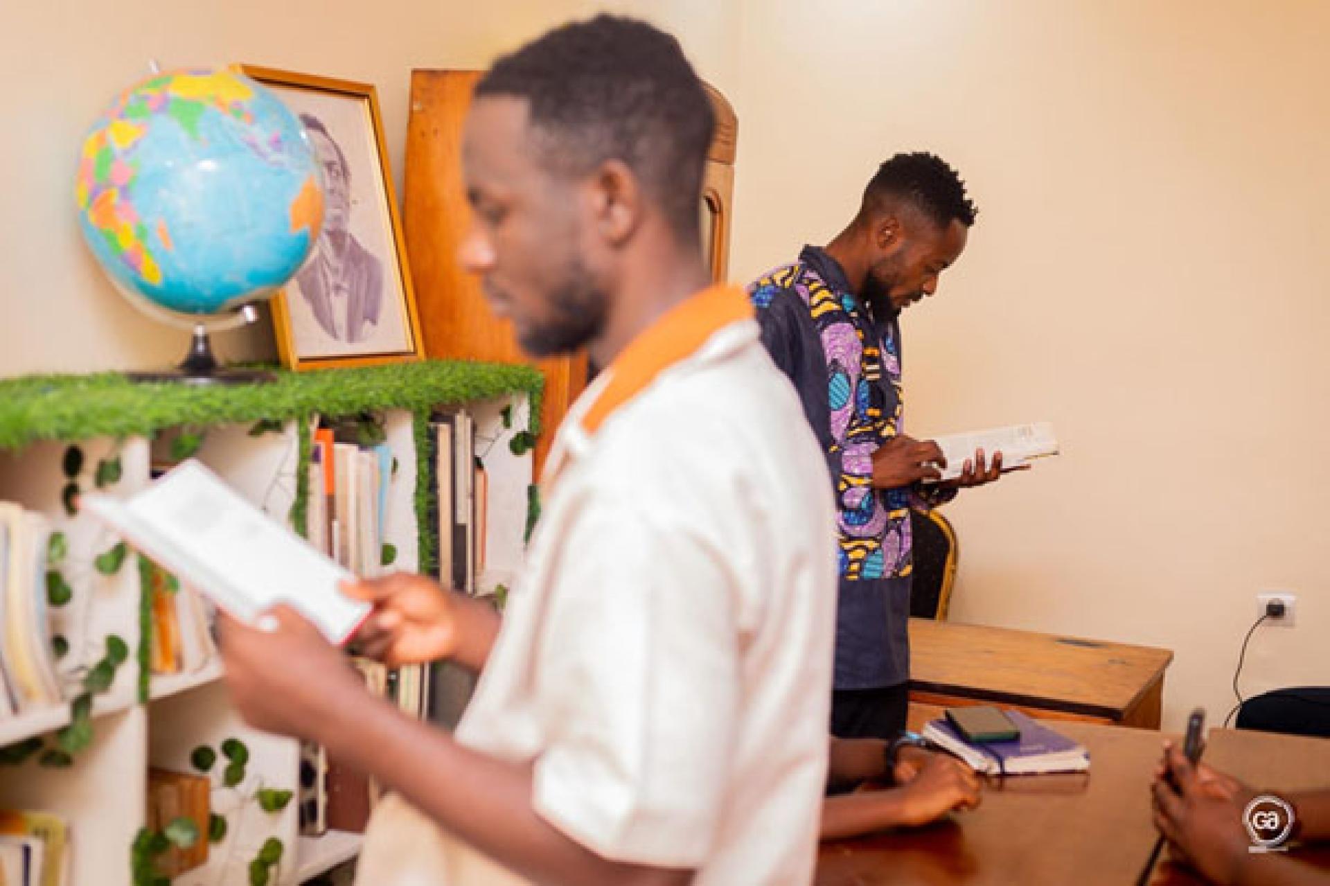 Quelques visiteurs lors de l'inauguration de la médiathèque Mutubuku à N'djili. Photo Droits tiers