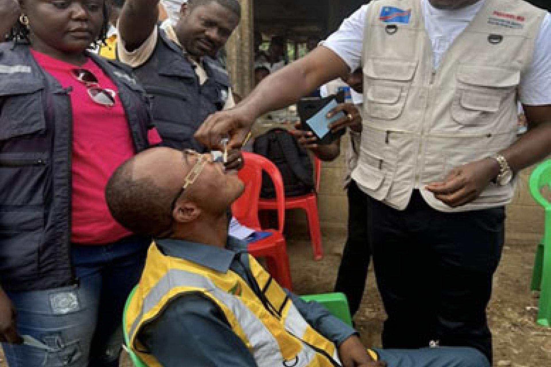 Image d'un homme se faisant vacciner à Lukolela.