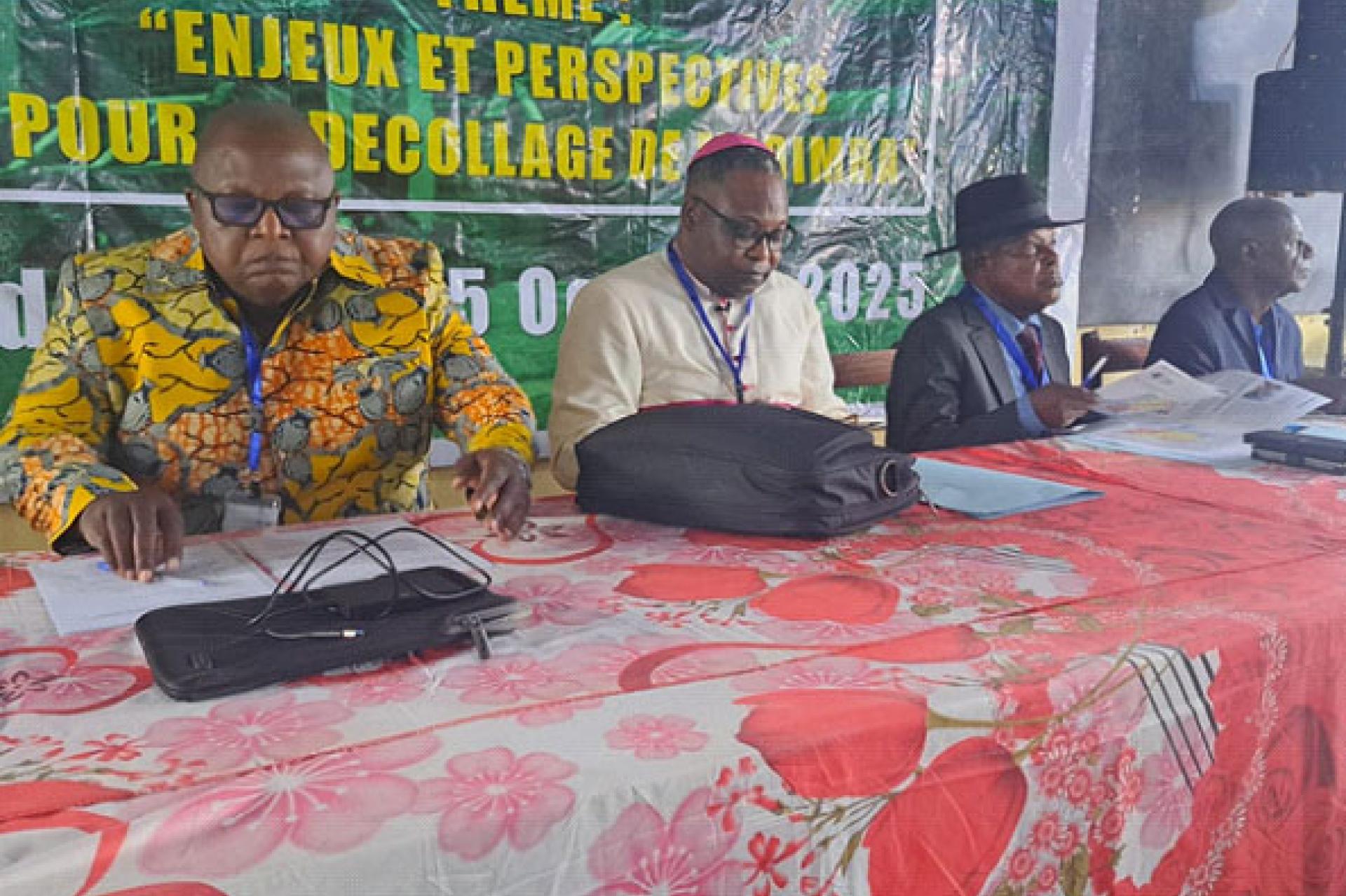 Le président de Nsamad ASBL, Félicien Malanda ( extr. g.), Mgr Jean-Crispin Kimbeni,   l'AT Nestor Nsonsa ( extr. dr.). Photo FDA