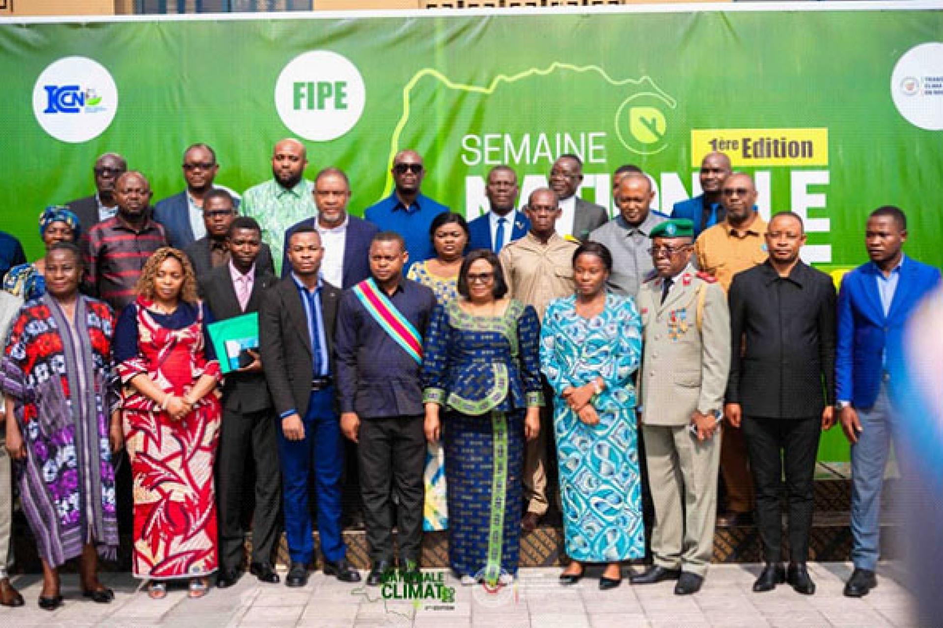 Photo de famille de la ministre Marie Nyange et des ministres provinciaux. 