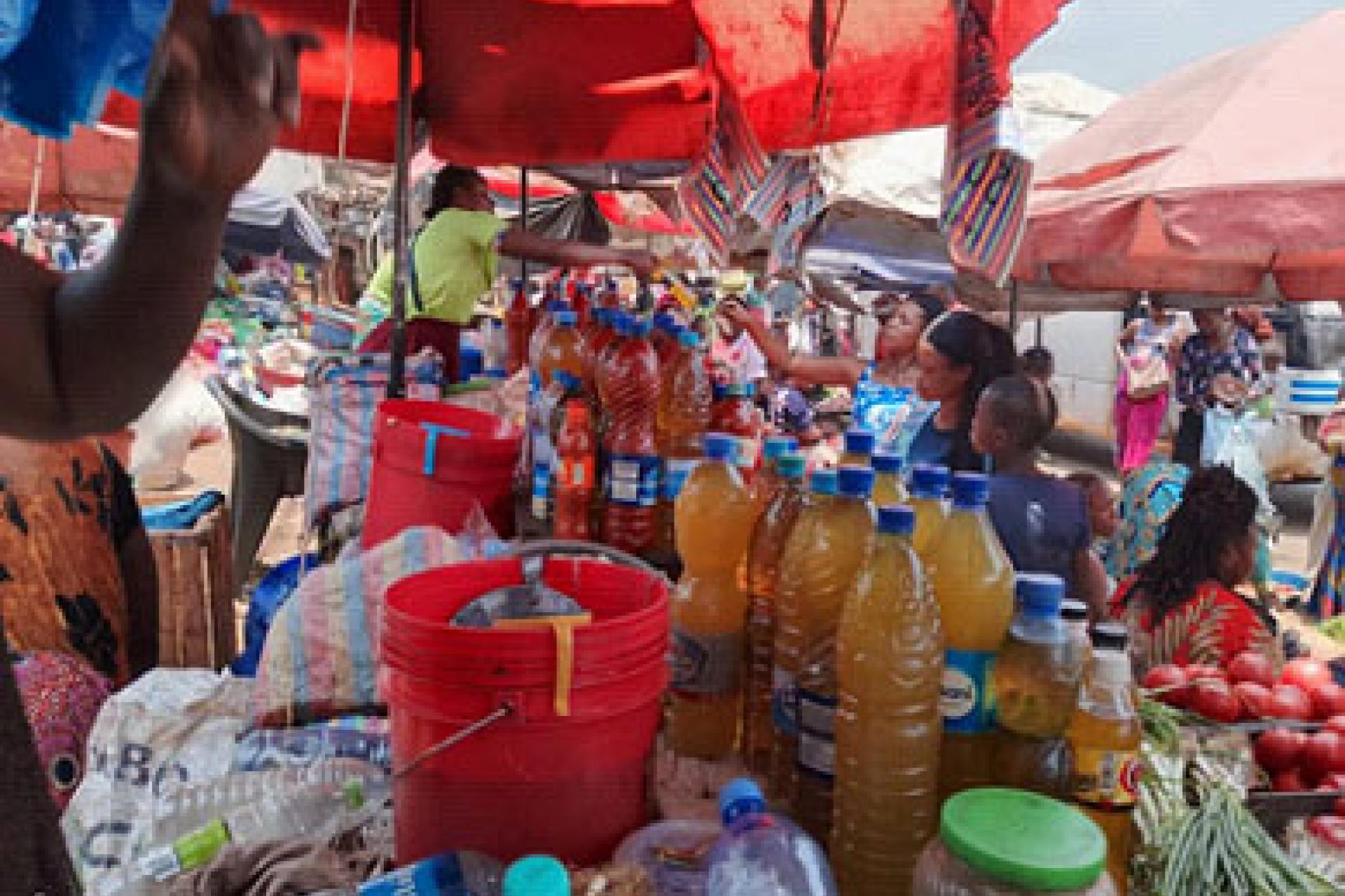 Un étalage d'huile végétale et d'épices au marché Zambia à Lubumbashi. Photo droits FDA
