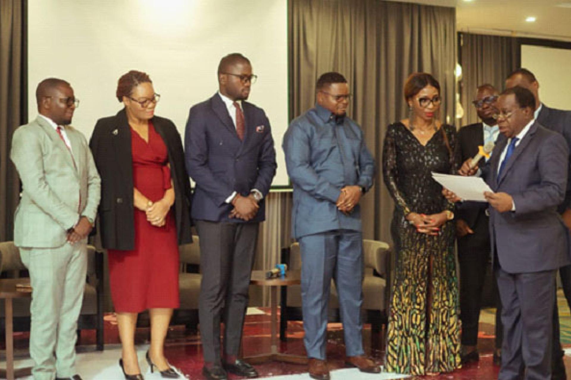 Le vice-Président du Sénat remettant des prix dans le cadre des Awards RHH et risk Management. 