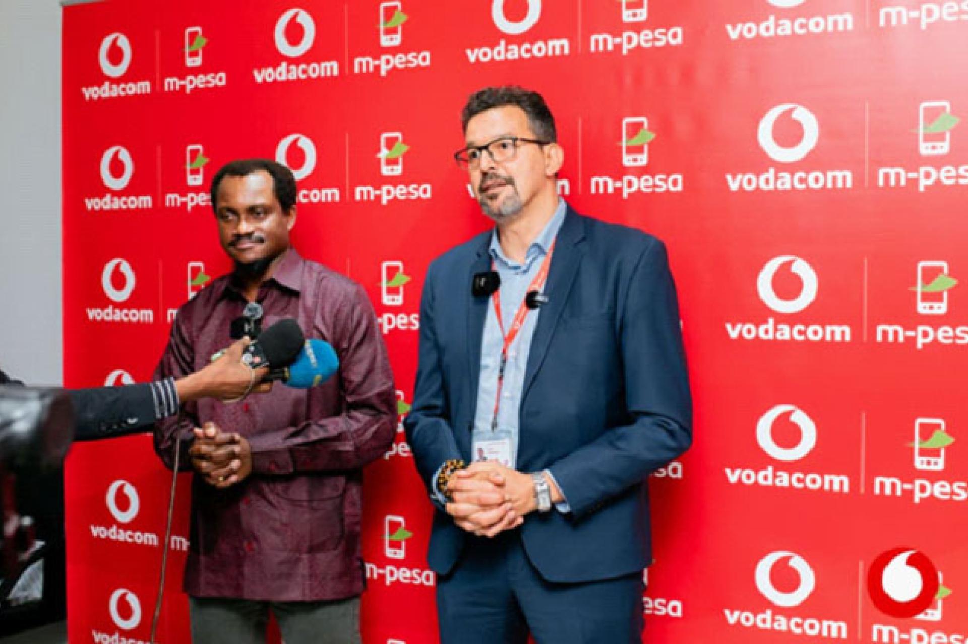 Le Directeur général de l'ARSP, Miguel Kashal et le CEO de Vodacom Congo, Khalil Al Americani. 