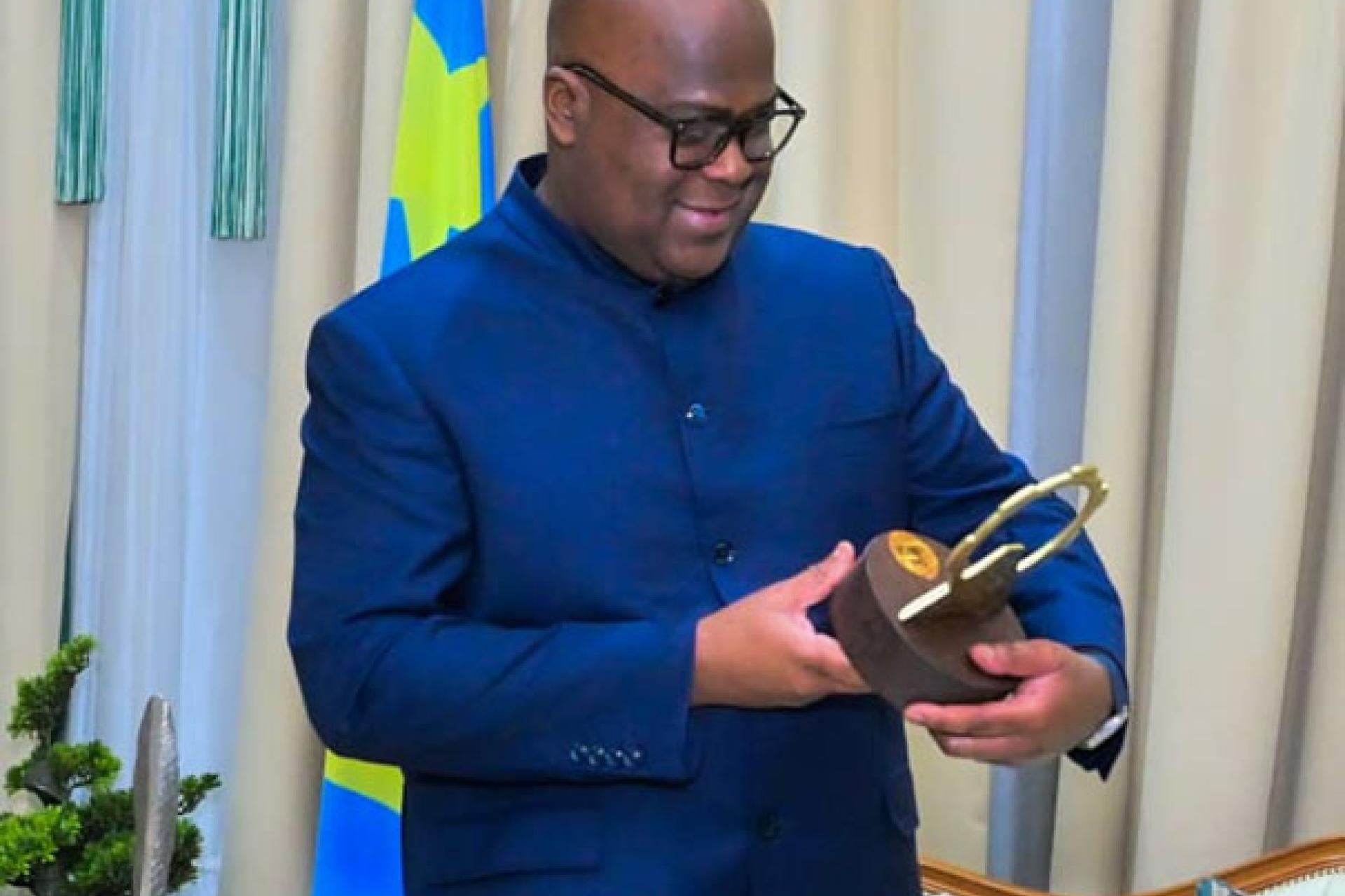 Fatshi recevant le prix Tombwana