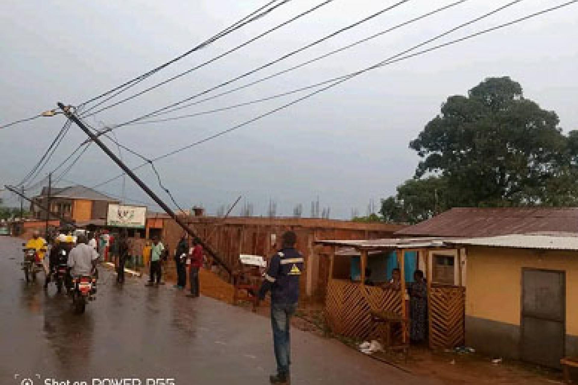 Des câbles et poteaux électriques arrachés et des toitures emportées. 