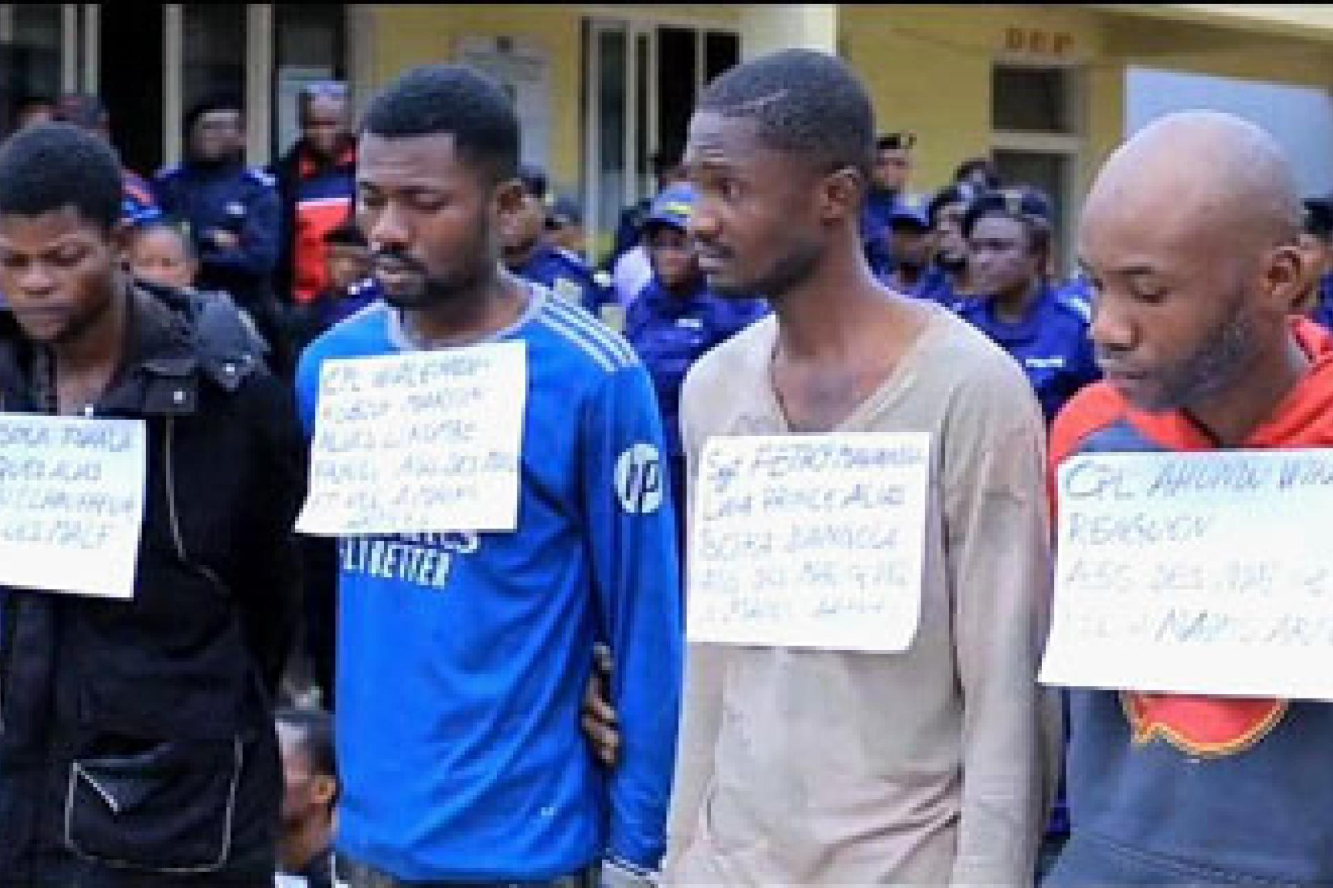 4 des 38 présumés bandits présentés par la police.  