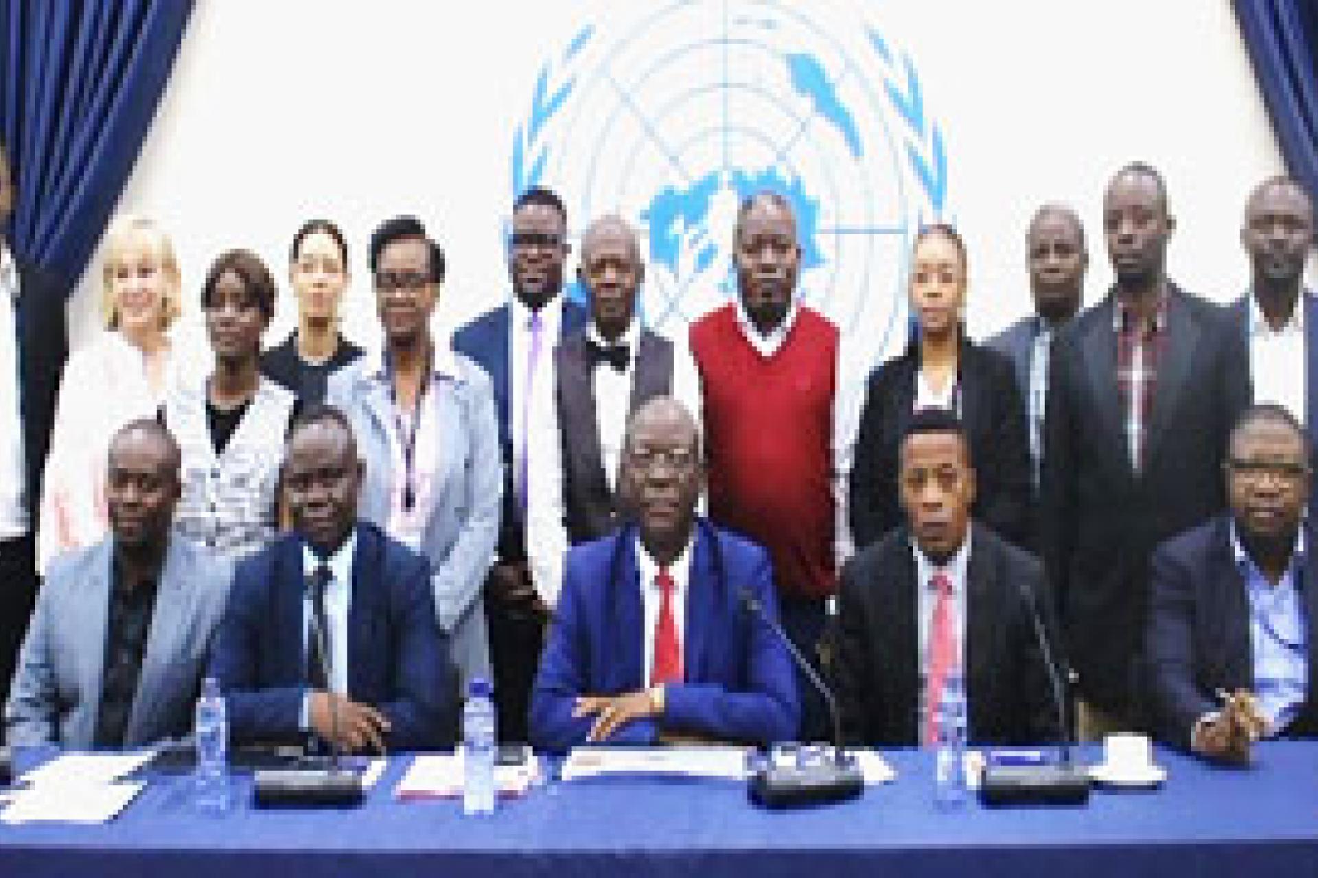 Photo de famille du vice-gouverneur avec les parties prenantes.  