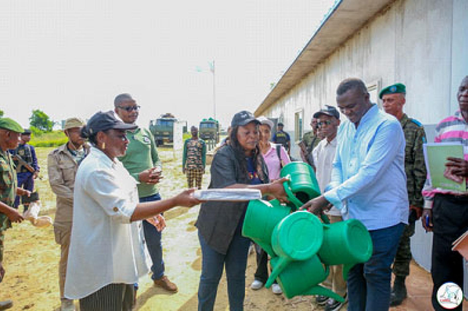 Remise des outils au responsable du centre professionnel de Dumi.  Photo droits tiers
