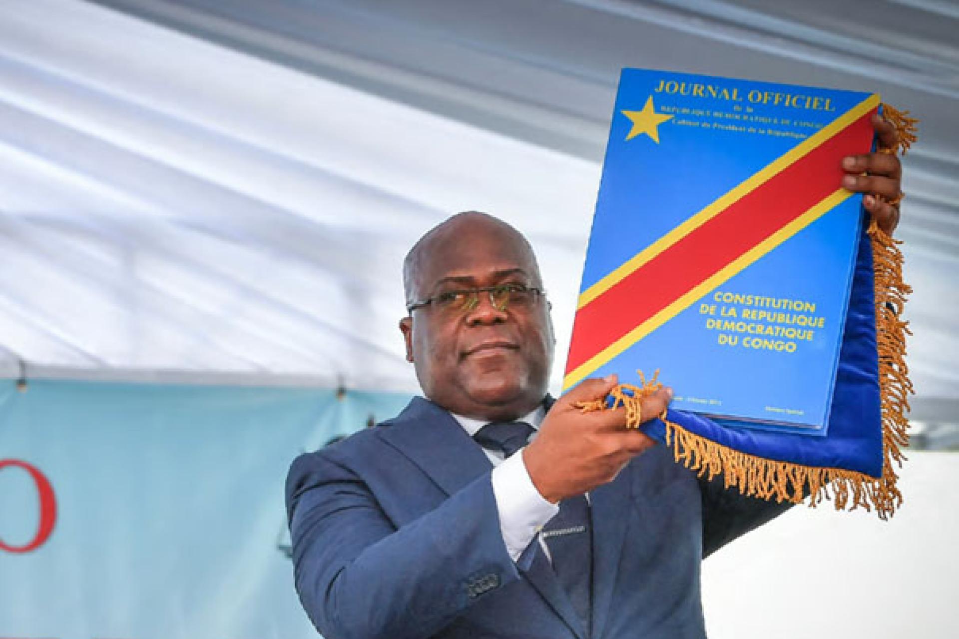 Fatshi brandit la Constitution