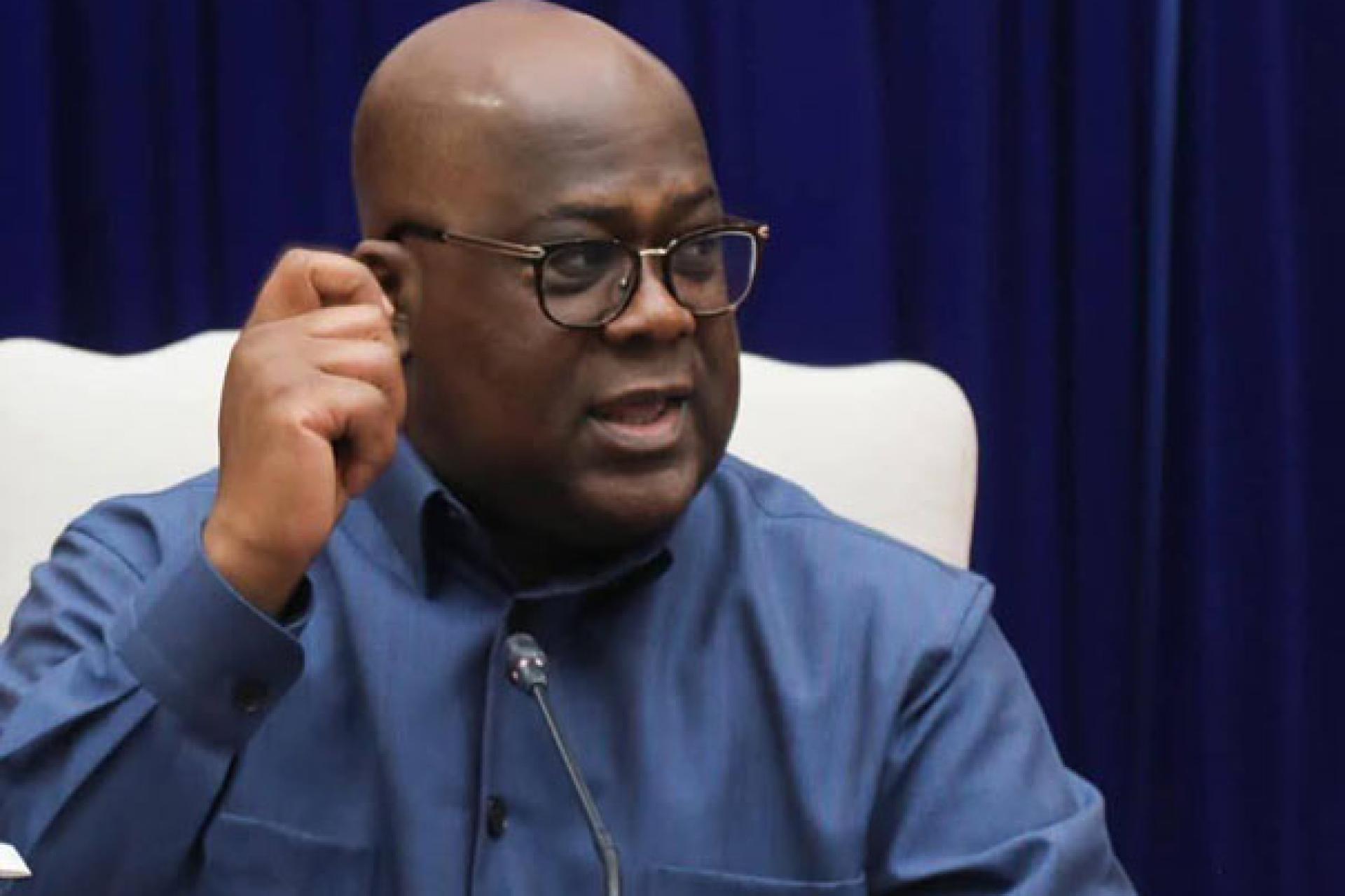 Fatshi tape sur la table