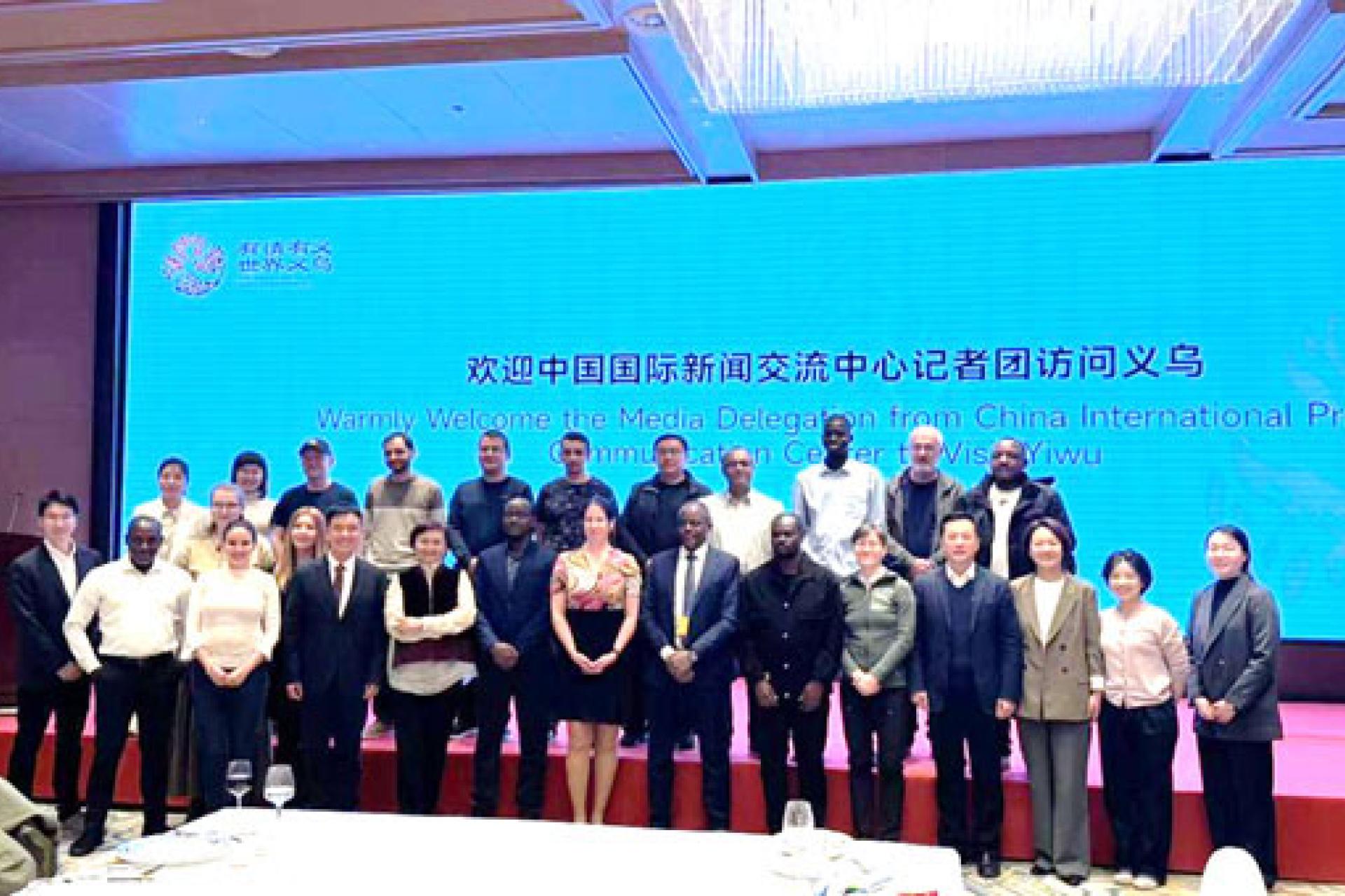 Photo de famille entre les journalistes internationaux et  le vice-maire de Yiwu. Photo droits tiers