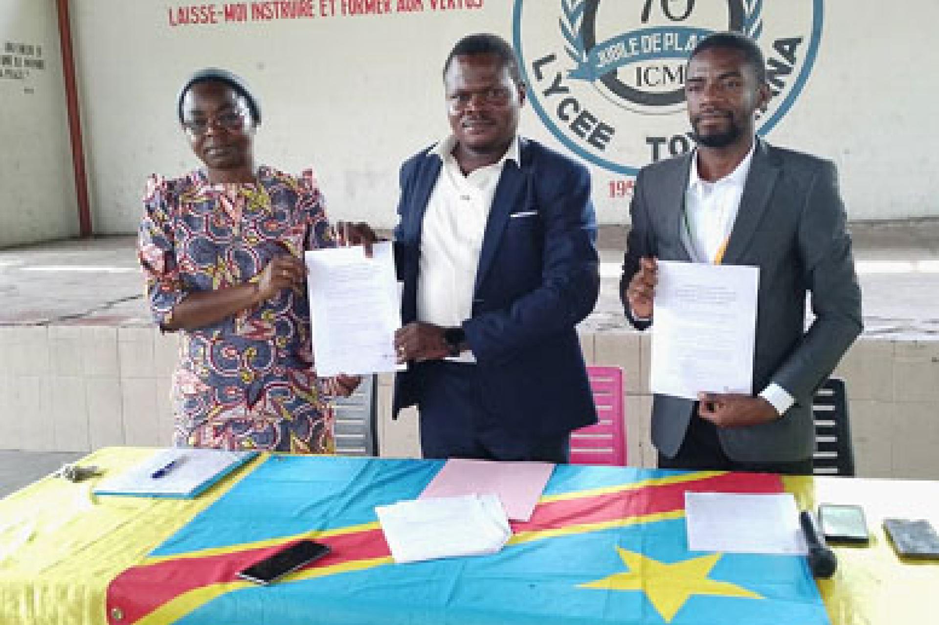 De g à d préfet du lycée Toyokana, professeur de la langue russe et le DG du Centre de langue russe Mgr Bokeleale.