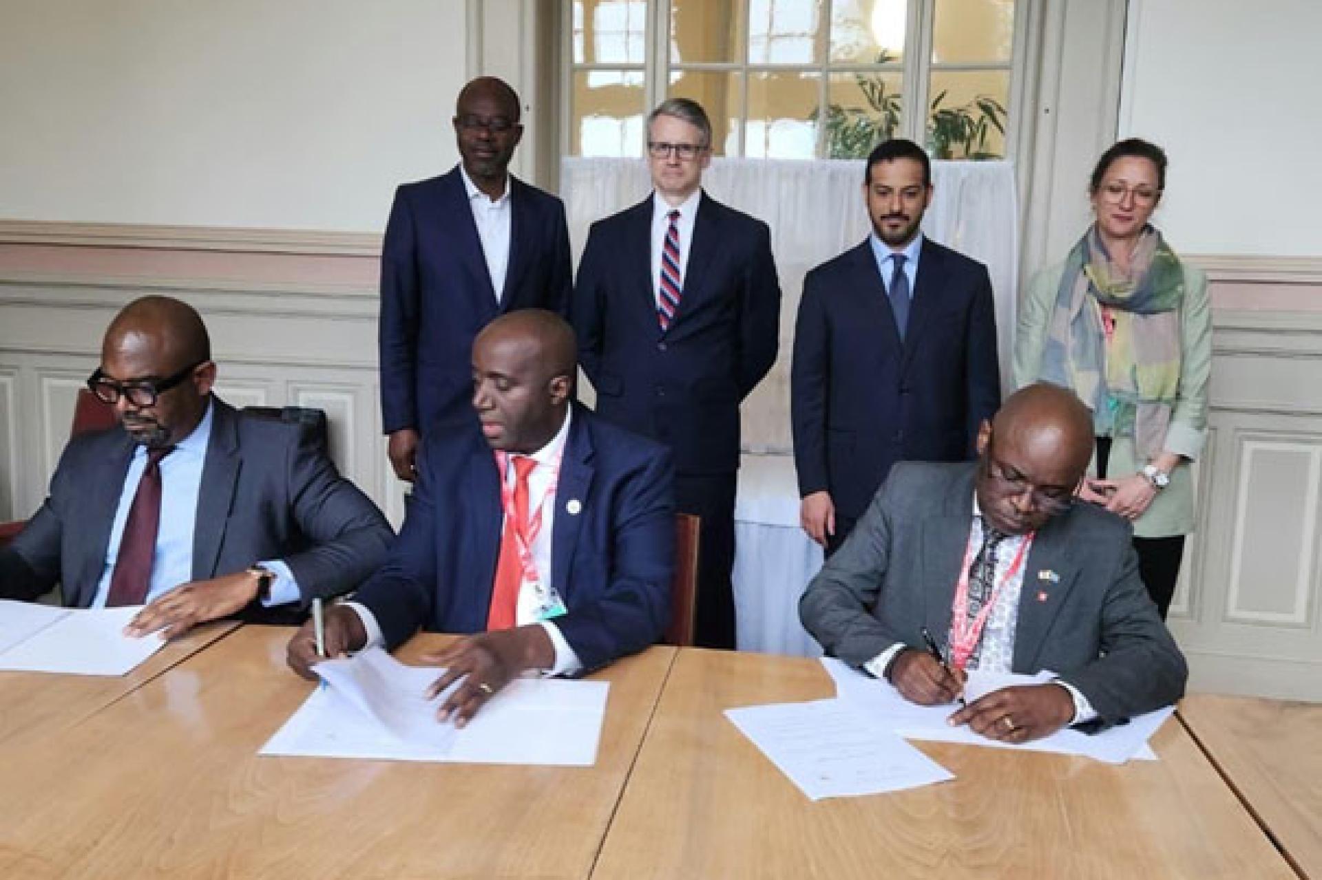 Photo des parties prenantes aux négociations.