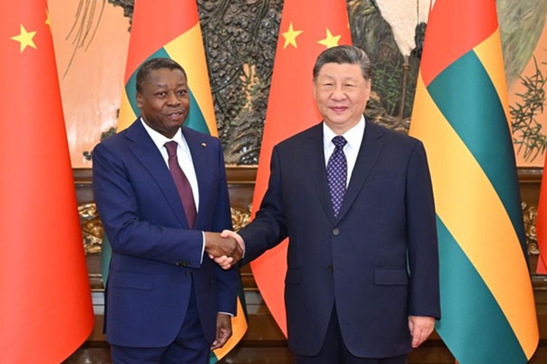 Poignée de main entre les présidents togolais Faure E. Gnassingbé (g) et chinois Xi Jinping.  Photo droits tiers